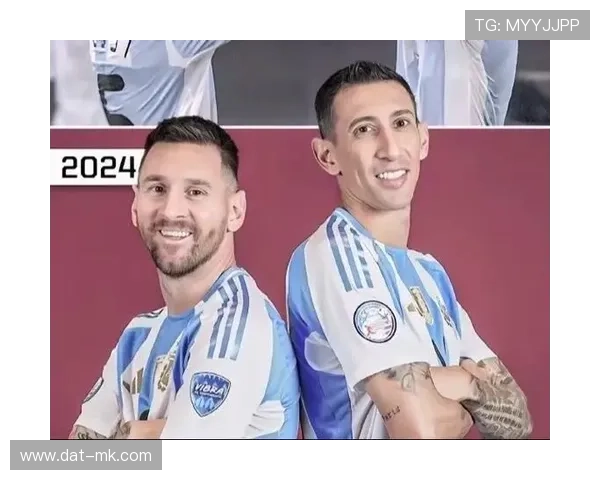 梅西替补席凝视美洲杯奖杯,赛后与迪马利亚相拥落泪 梅西替补席凝视美洲杯奖杯,赛后与迪马利亚相拥落泪